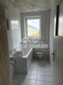 Helles Wannenbad mit Fenster