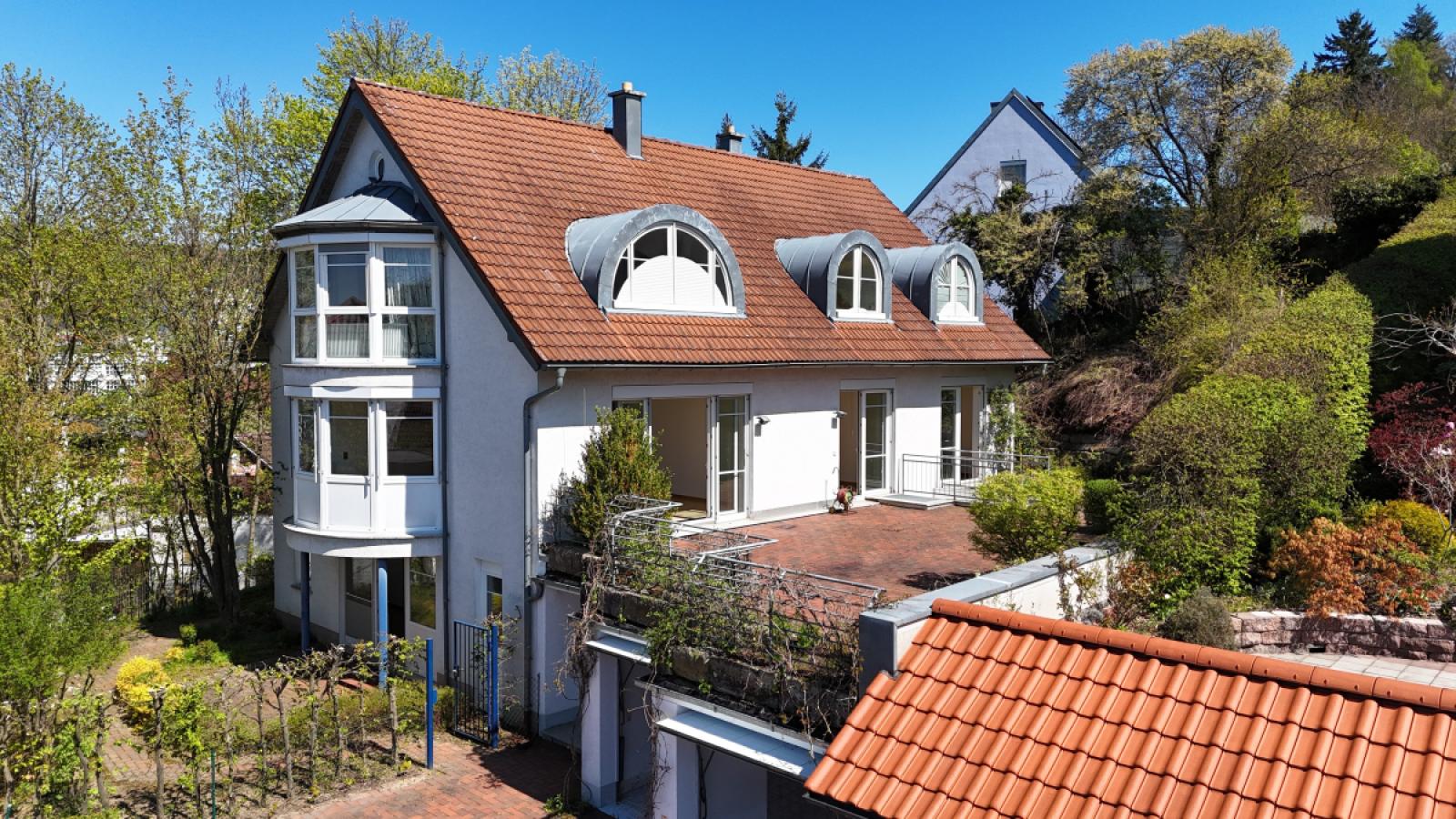 Gebäudeansicht mit Terrasse u. Garagen