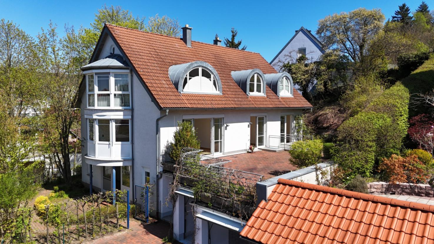 Gebäudeansicht mit Terrasse u. Garagen