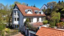 Gebäudeansicht mit Terrasse u. Garagen