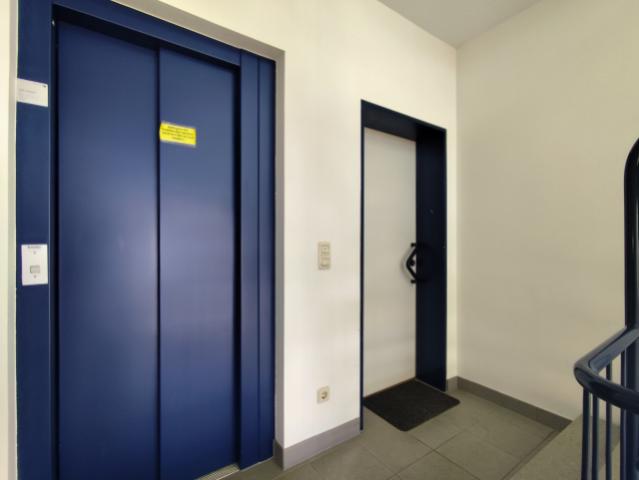 Treppenhaus mit Aufzug_Eingangsbereich OG