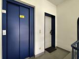 Treppenhaus mit Aufzug_Eingangsbereich OG
