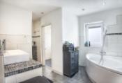 EG: Badezimmer mit ebenerdiger Dusche und Eck-Badewanne