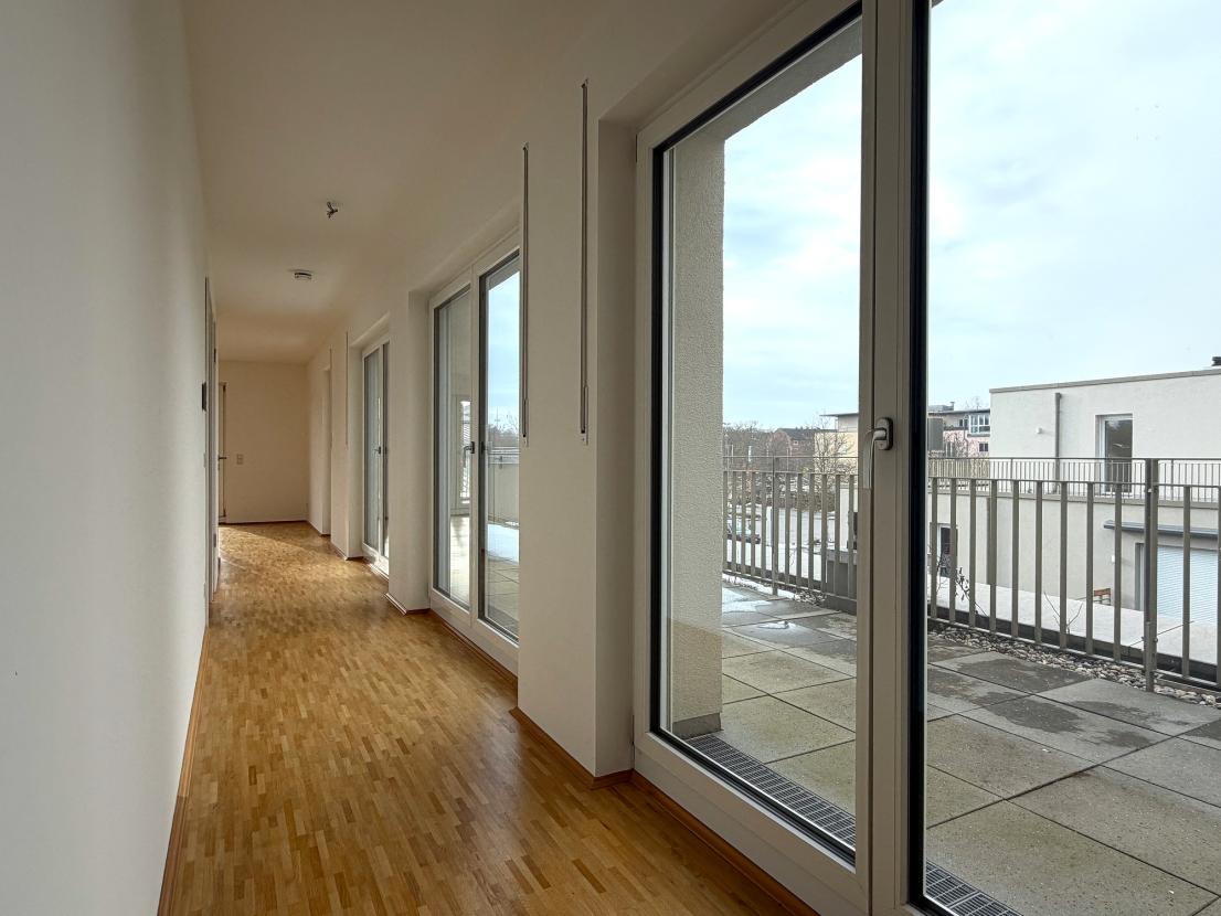 Lichtdurchfluteter Flur mit Panorama-Fensterfront