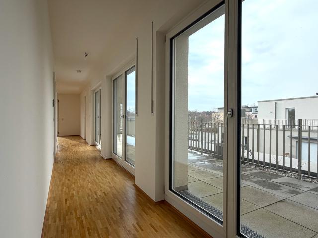 Lichtdurchfluteter Flur mit Panorama-Fensterfront