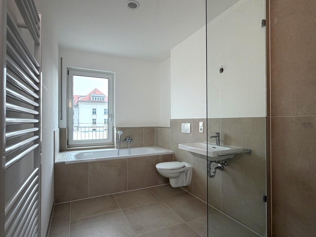 Badezimmer mir Badewanne und offener Dusche