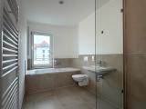 Badezimmer mir Badewanne und offener Dusche