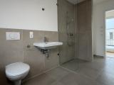 Badezimmer mir Badewanne und offener Dusche