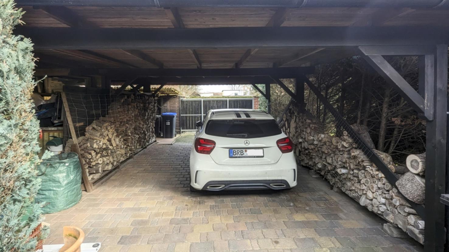 Carport und Ausfahrt 