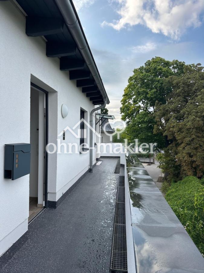 Aufzug neben Wohnungseingang