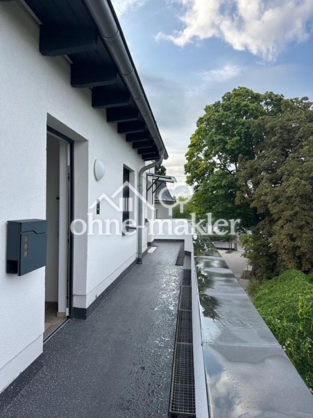 Aufzug neben Wohnungseingang