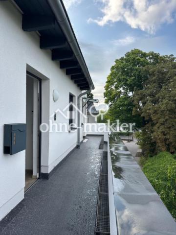 Aufzug neben Wohnungseingang