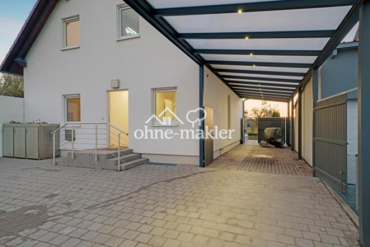 Eingangsbereich mit Carport