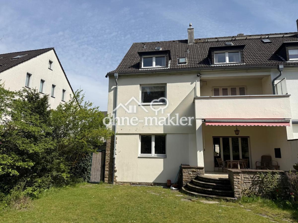 Blick vom Garten zur Terrasse