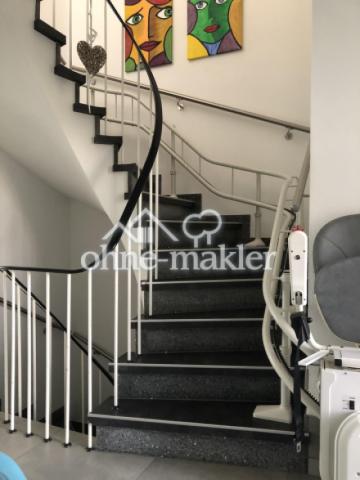 Treppe/ Lift ins Obergeschoss