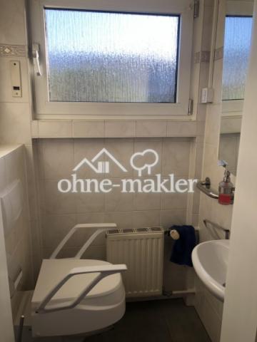 Gäste WC mit Schüco- Fenster