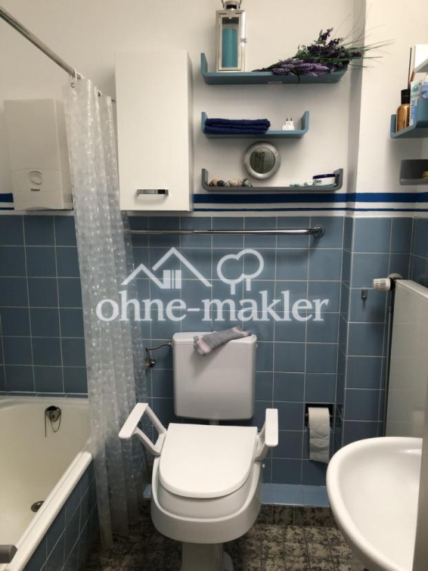 Bad mit Badewanne u. Fenster