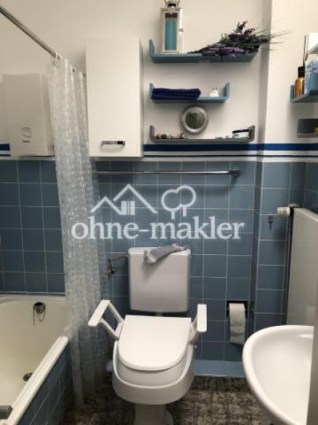 Bad mit Badewanne u. Fenster