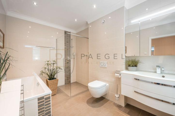 Exklusives Dusch-/Wannenbad