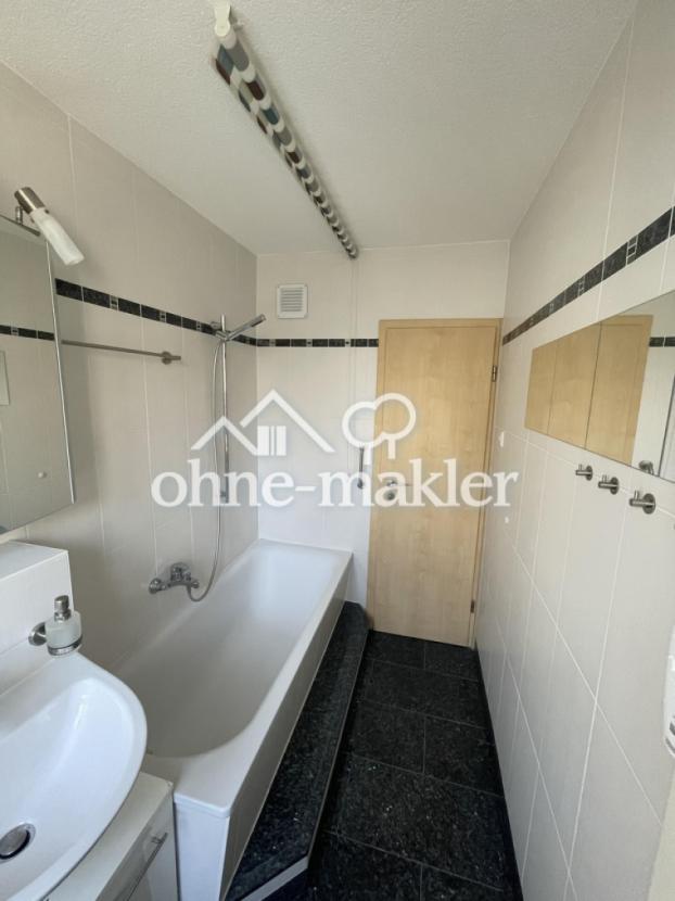 Bad 2: Bad mit Wanne