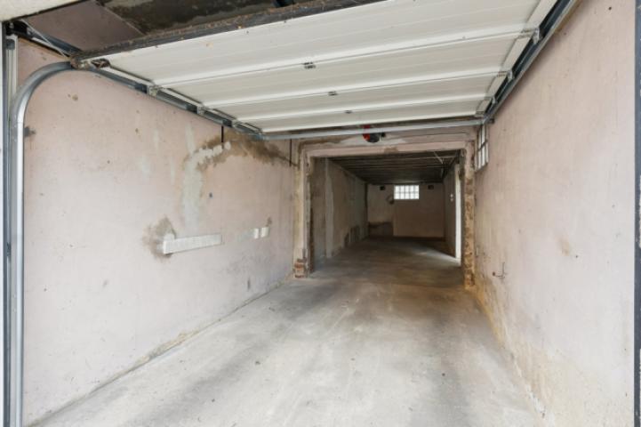 Garage mit elektrischem Tor
