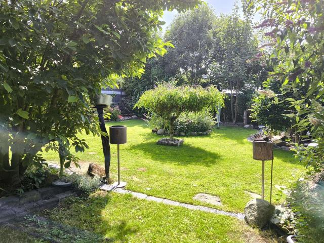 Garten von Steinbank aus