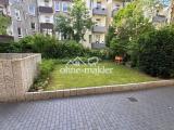 neu gestalteter Hof mit Garten