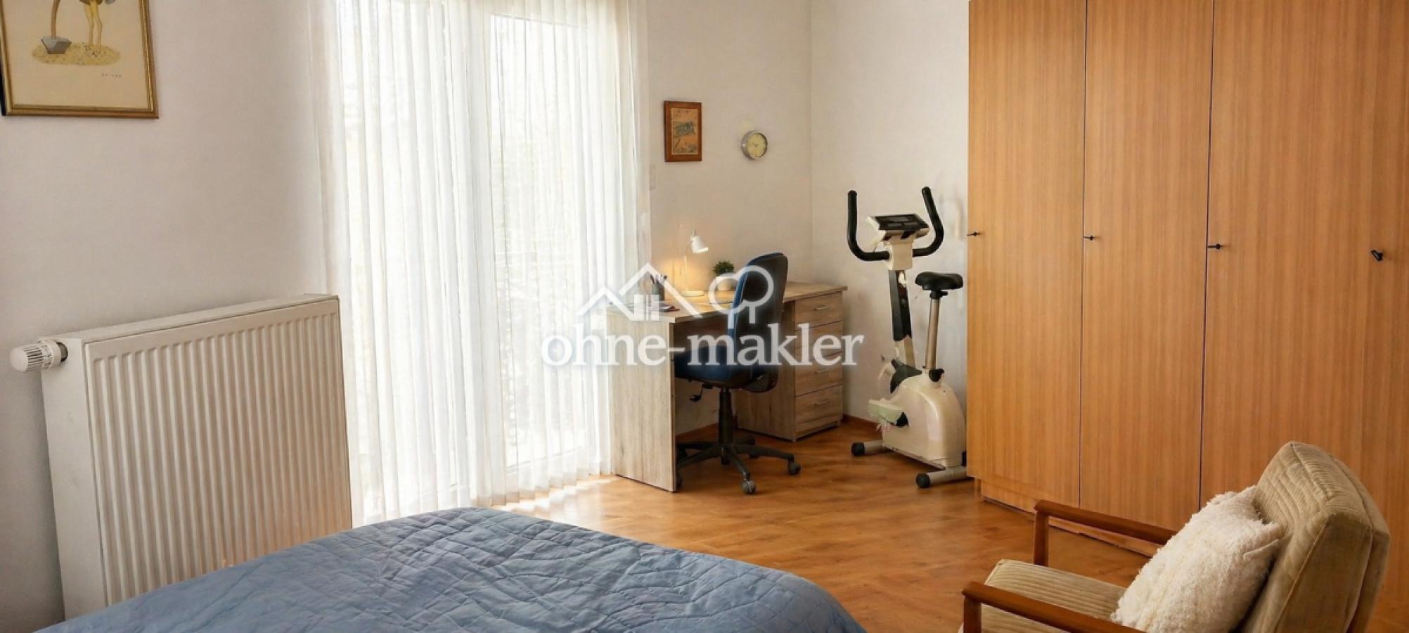 Schlafzimmer mit Arbeitsecke