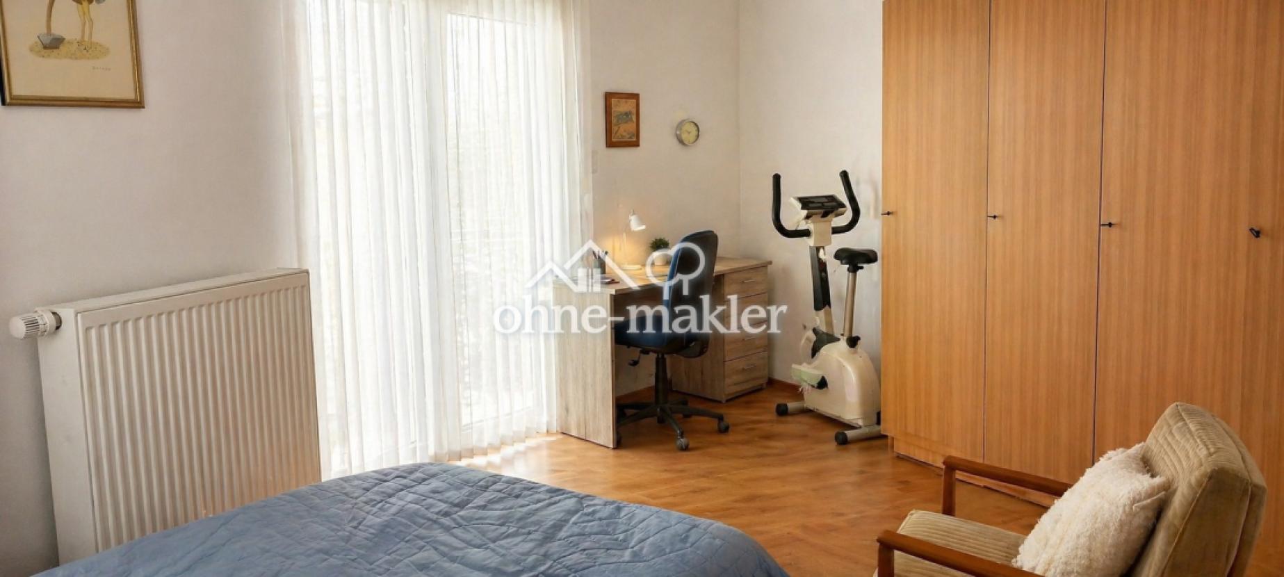 Schlafzimmer mit Arbeitsecke