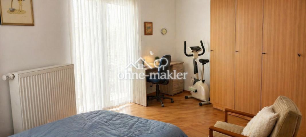 Schlafzimmer mit Arbeitsecke