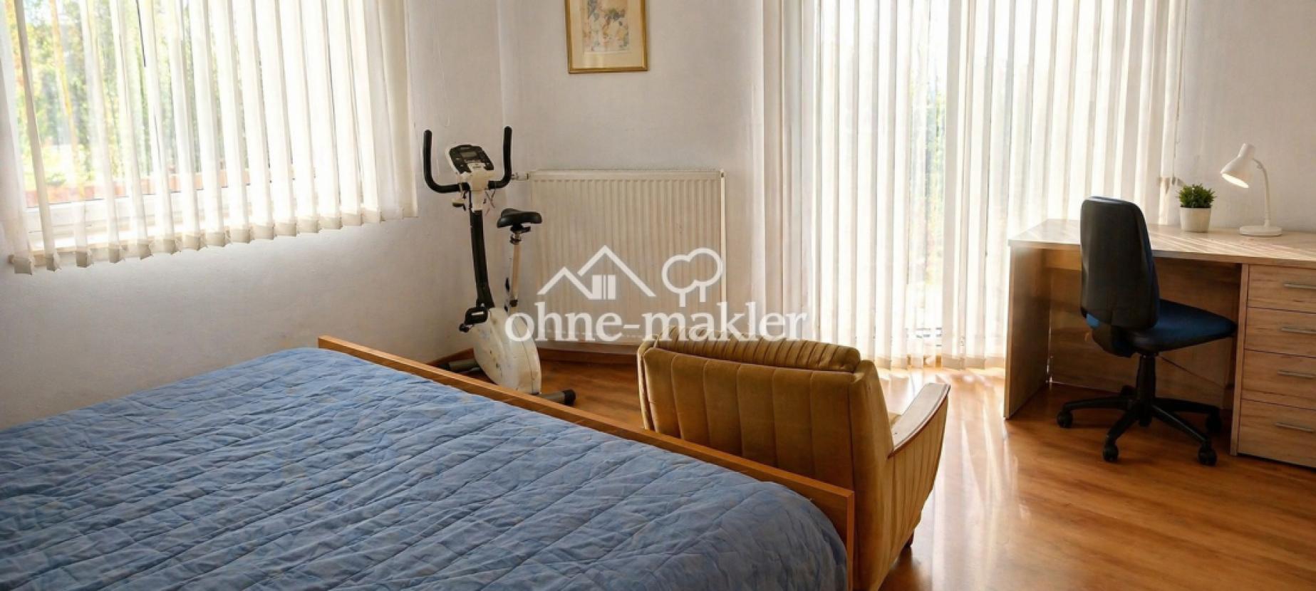 Schlafzimmer mit Balkonzugang