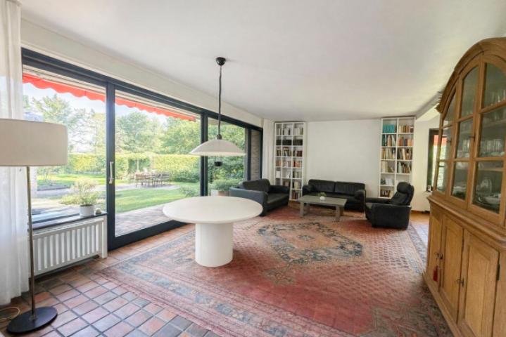 Wohnzimmer mit heller Fensterfront zum Garten