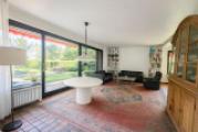 Wohnzimmer mit heller Fensterfront zum Garten