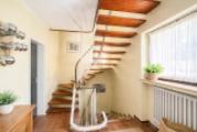 Treppenhaus mit offener Holztreppe