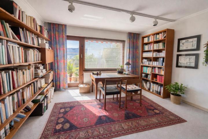 Zweites helles Zimmer mit Zugang zum Balkon