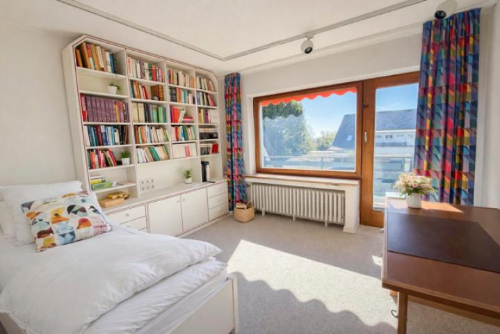 Helles Zimmer mit Zugang zum Balkon