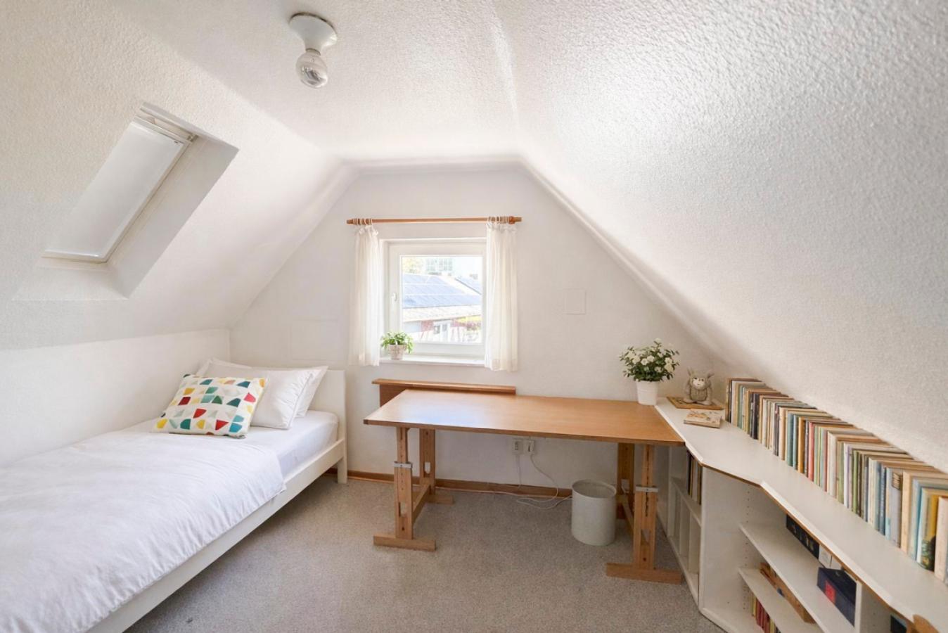 Kleines Zimmer im Dachgeschoss mit Gartenblick