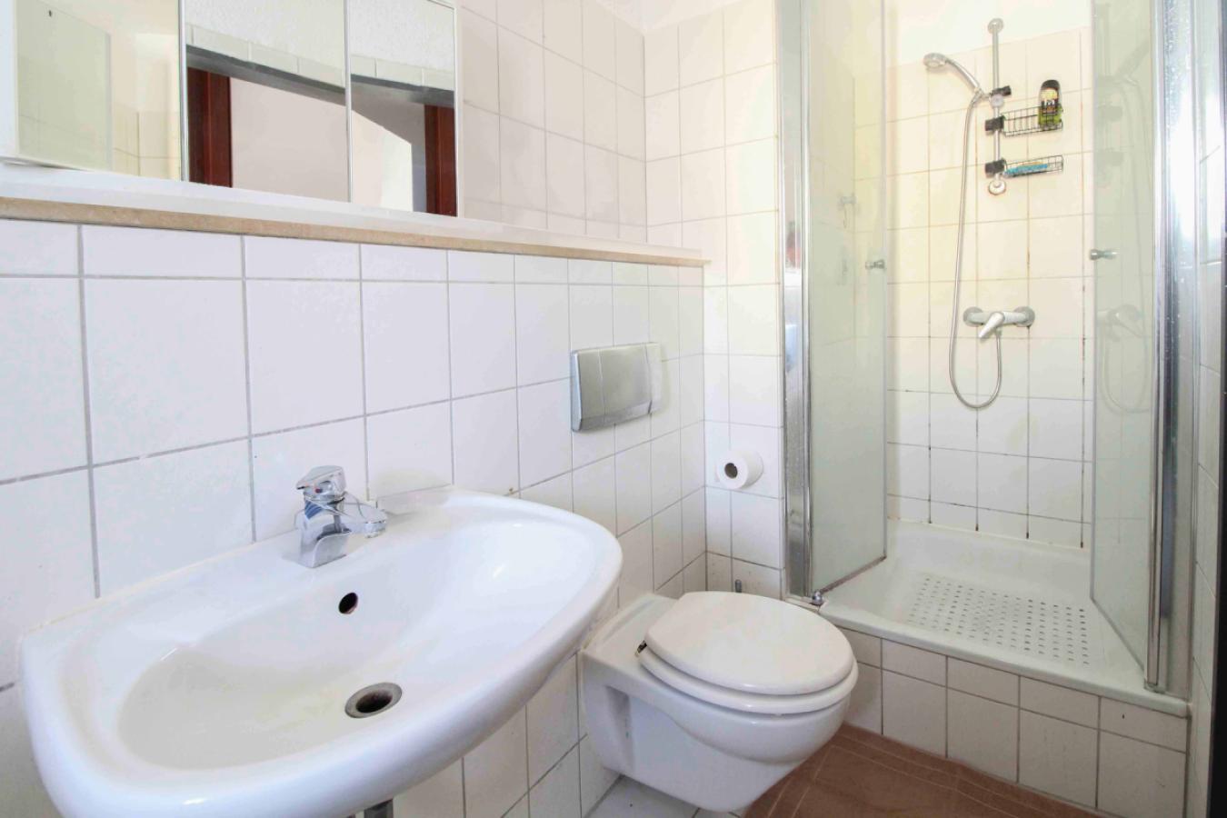 Badezimmer mit Dusche