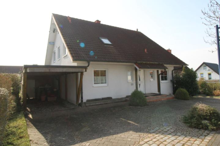 Außenansicht mit Carport