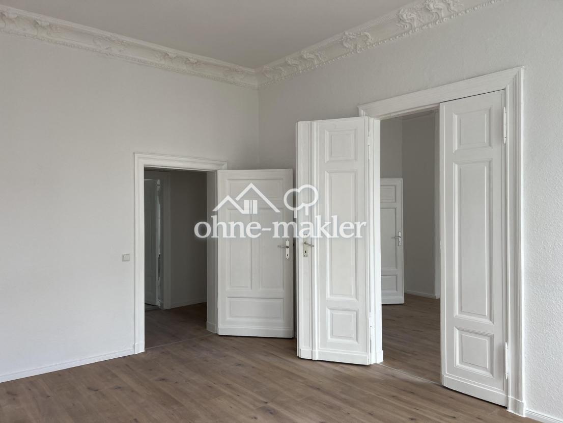 Wohnzimmer (Blick zur Tür)