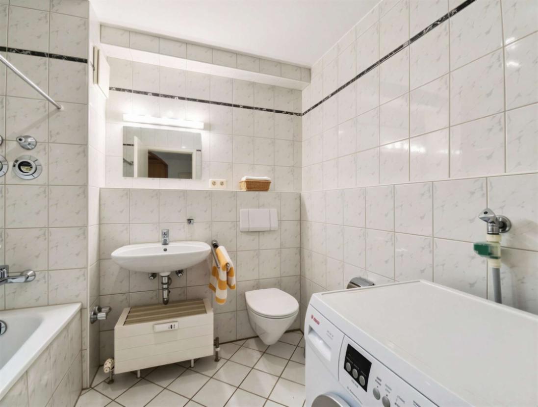 Geräumiges Badezimmer 