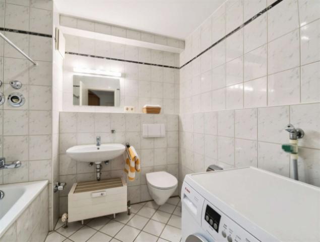 Geräumiges Badezimmer 