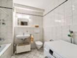 Geräumiges Badezimmer 
