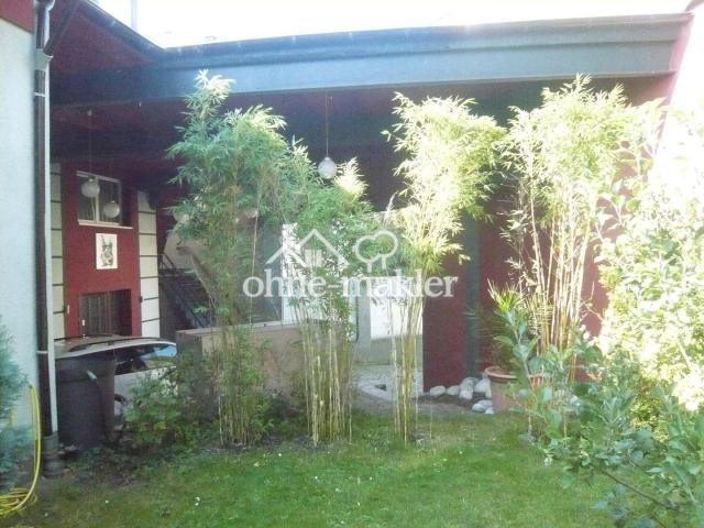 Garten und überdachte Zufahrt