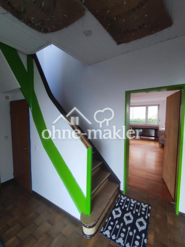 Flur unten & Treppe