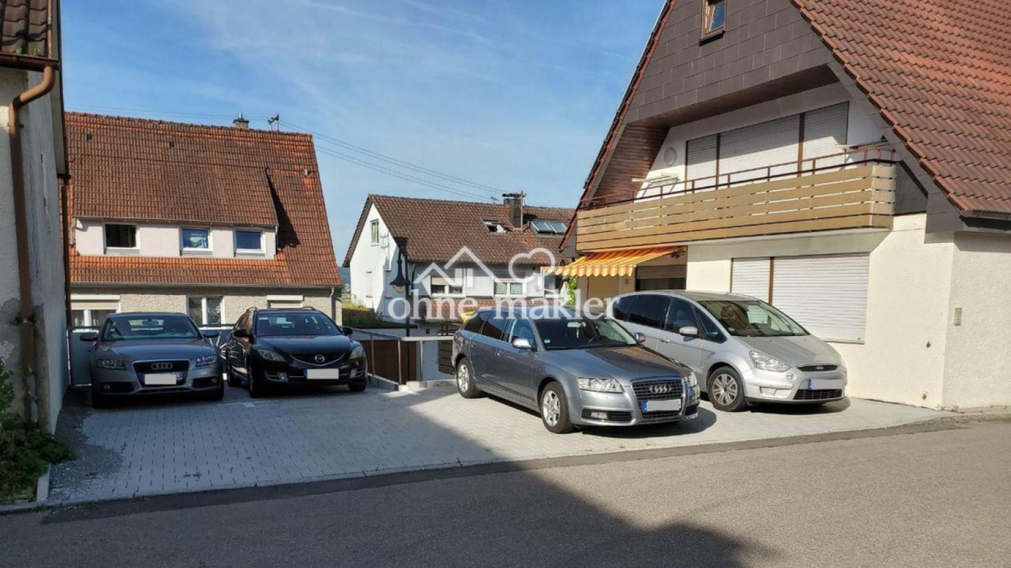 Außenansicht mit Stellplätzen