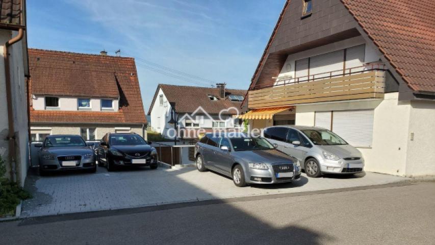 Außenansicht mit Stellplätzen