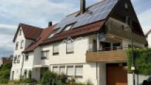 Hausansicht mit PV‑Anlage