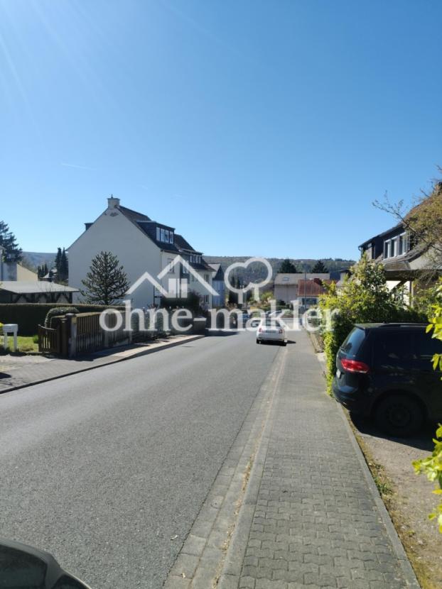 Bushaltestelle hinter dem Haus