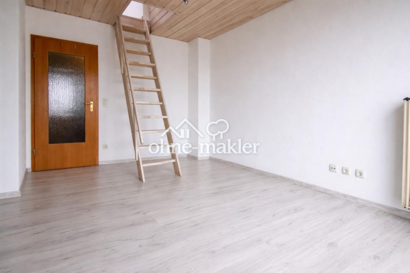 Wohnzimmer mit Treppenaufgang 